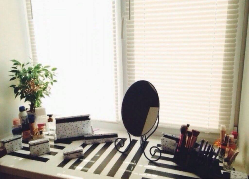 Как использовать и обыграть подоконник на кухне и других комнатах: идеи декора, фото интерьеров