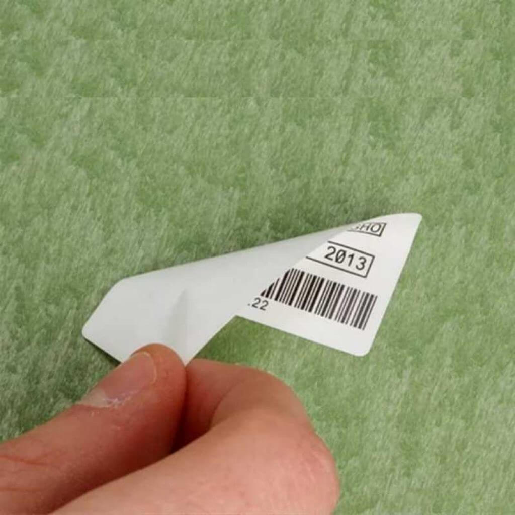 Как убрать след от наклейки с пластика в домашних условиях?