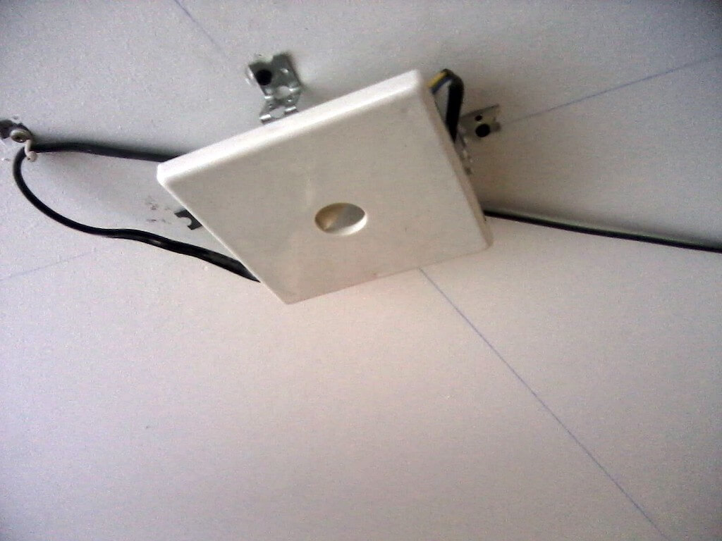 Закладные под натяжной потолок: виды, материалы, нюансы установки