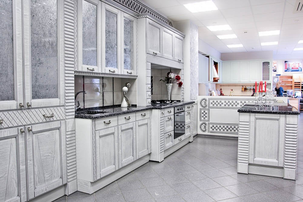 Интерьер кухни с патиной: фасады «под старину» в разных цветах и стилях