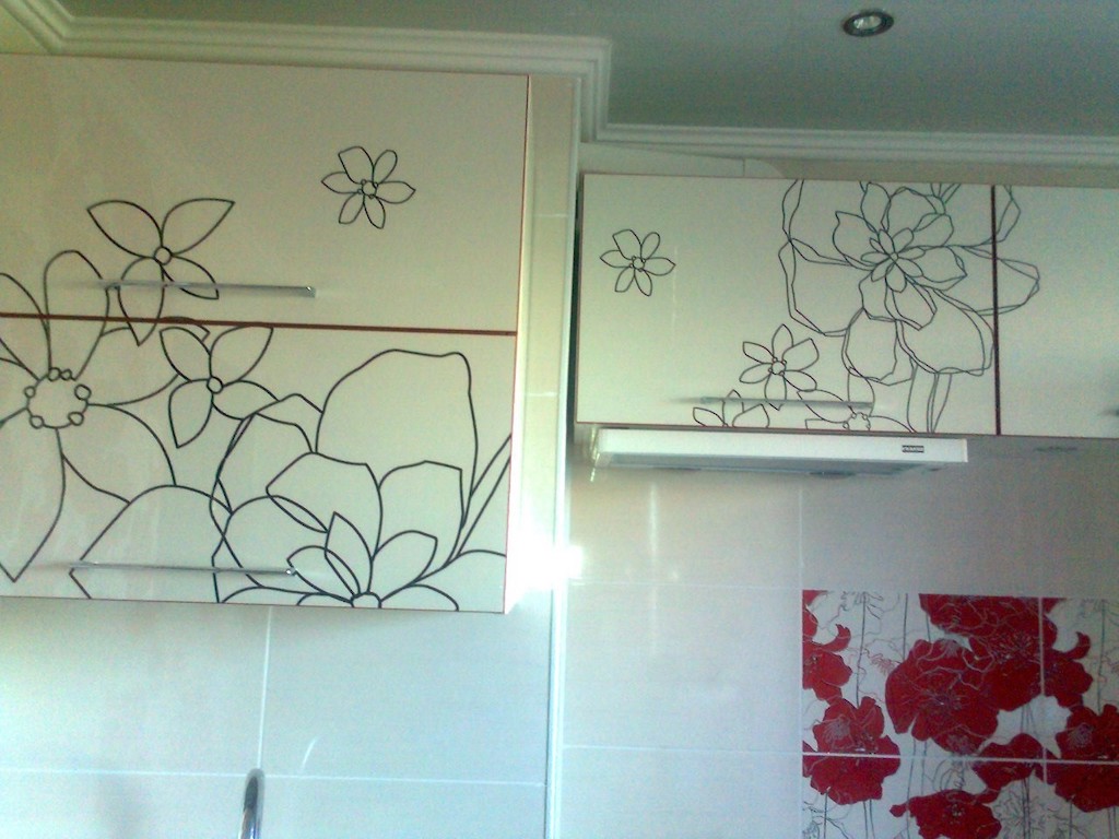 «Моя красно-белая мечта» — знакомимся с дизайном кухни читательницы Александры