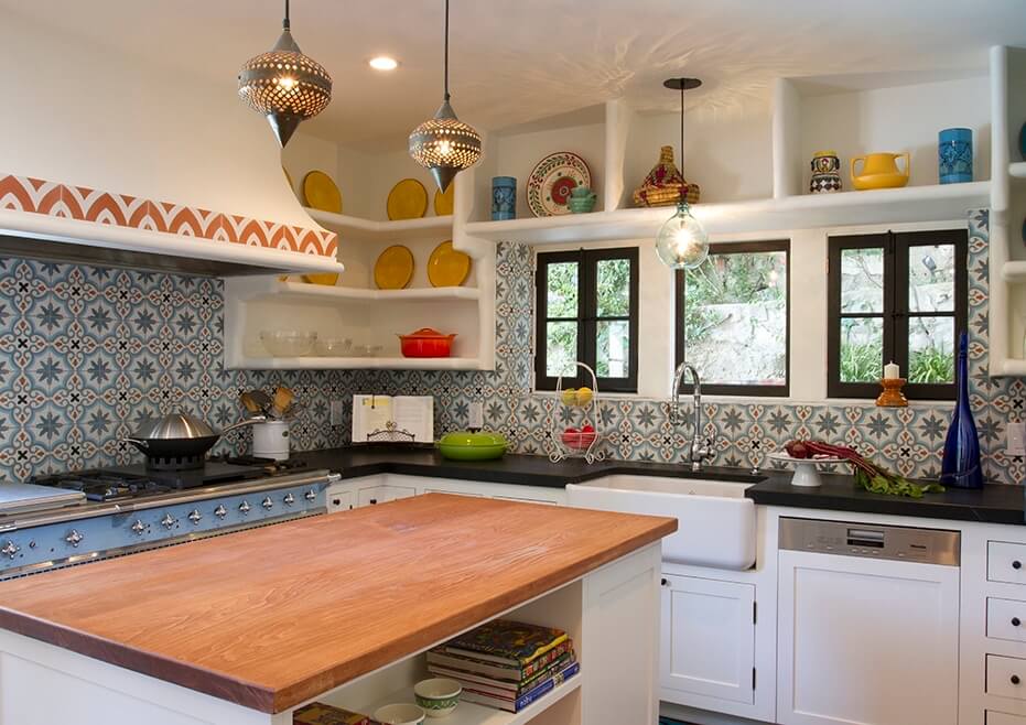 Открытые полки на кухне: плюсы и минусы, отзывы, фото в интерьере