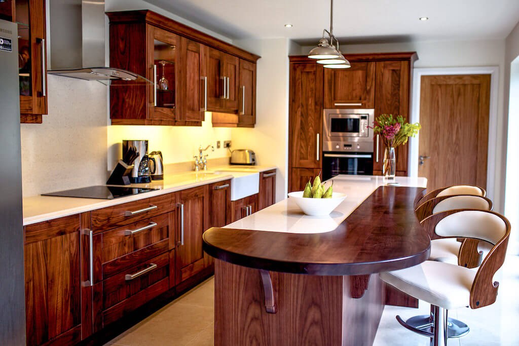 Дизайн кухни с барной стойкой: советы по оформлению и фото-примеры