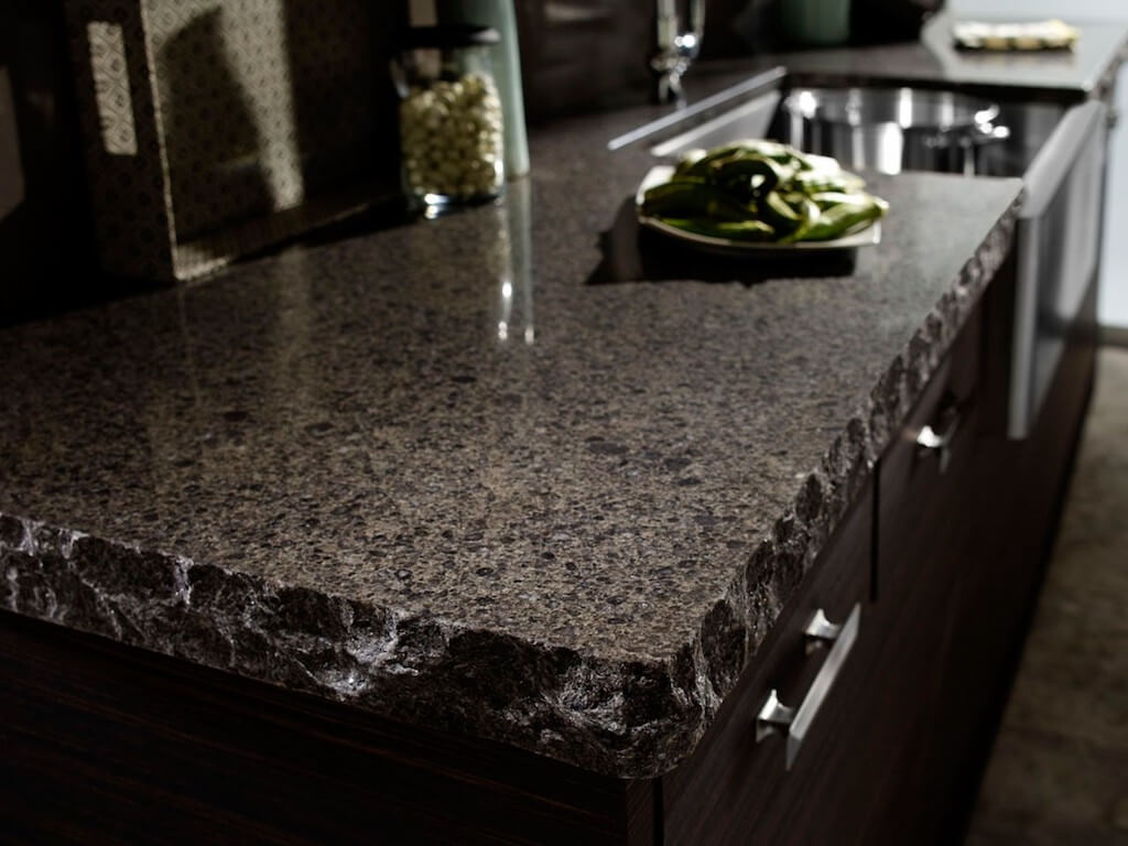 Светлая кухня с темной столешницей: новый тренд интерьера