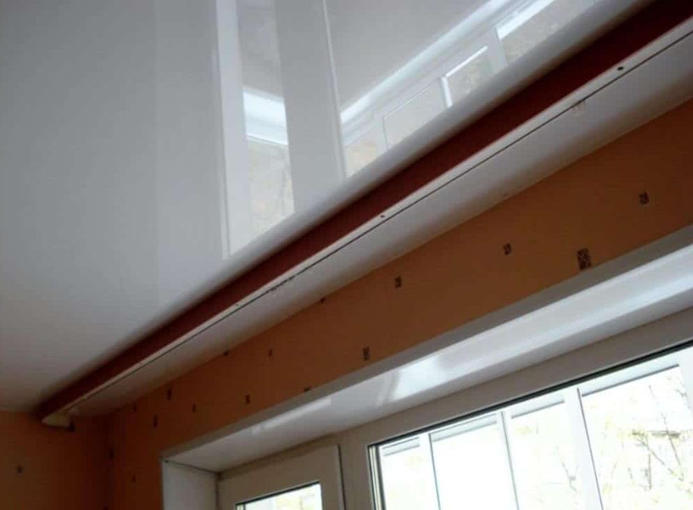 Виды потолочных плинтусов для натяжного потолка, и как приклеить самому (+фото-инструкции)