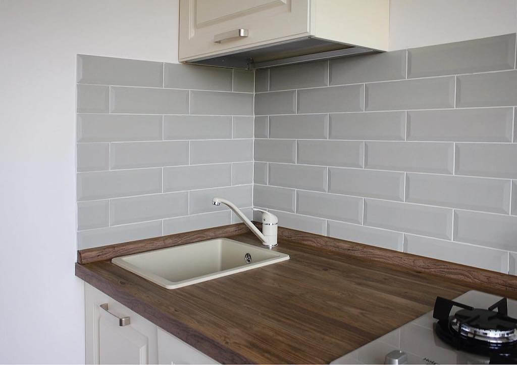 Как правильно клеить кухонный фартук на жидкие гвозди?