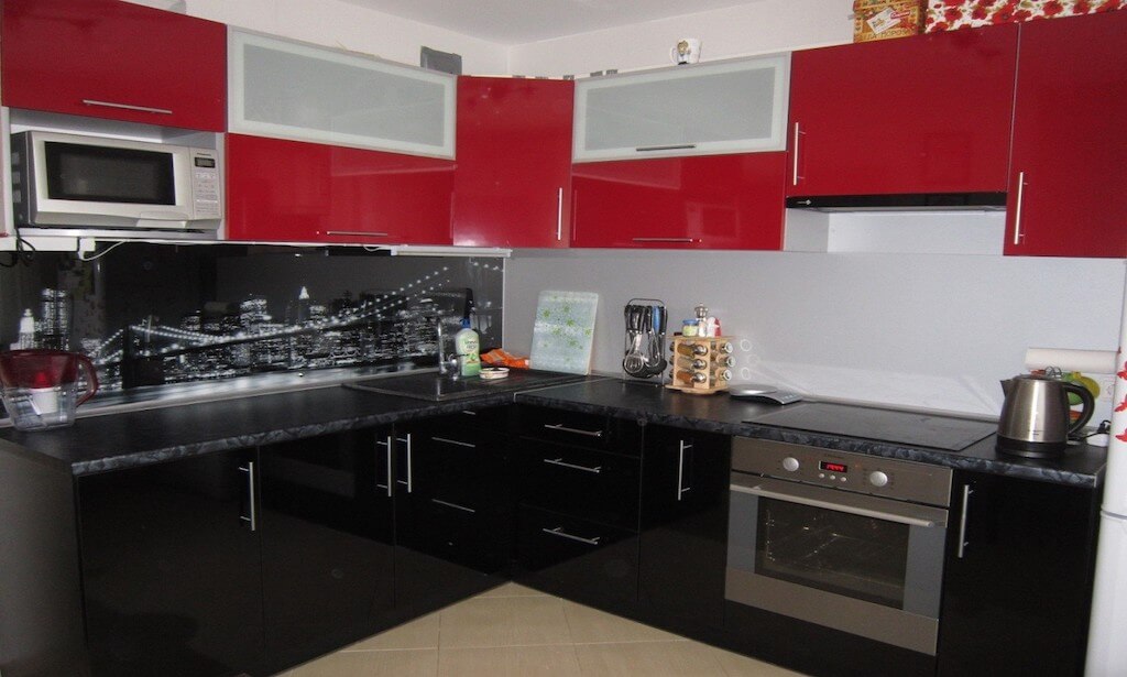 18 эффектных идей сочетания красного и черного цвета на кухне (+30 фото-примеров)