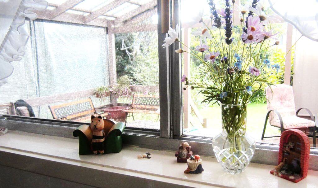 Как использовать и обыграть подоконник на кухне и других комнатах: идеи декора, фото интерьеров