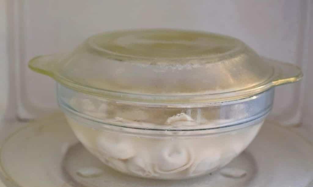 Можно ли пельмени приготовить в микроволновке, и как это сделать с водой и без?