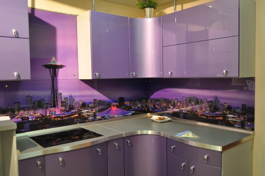 Скинали — беспроигрышный вариант добавить уникальности интерьеру: фото интересных стеклянных фартуков для кухни