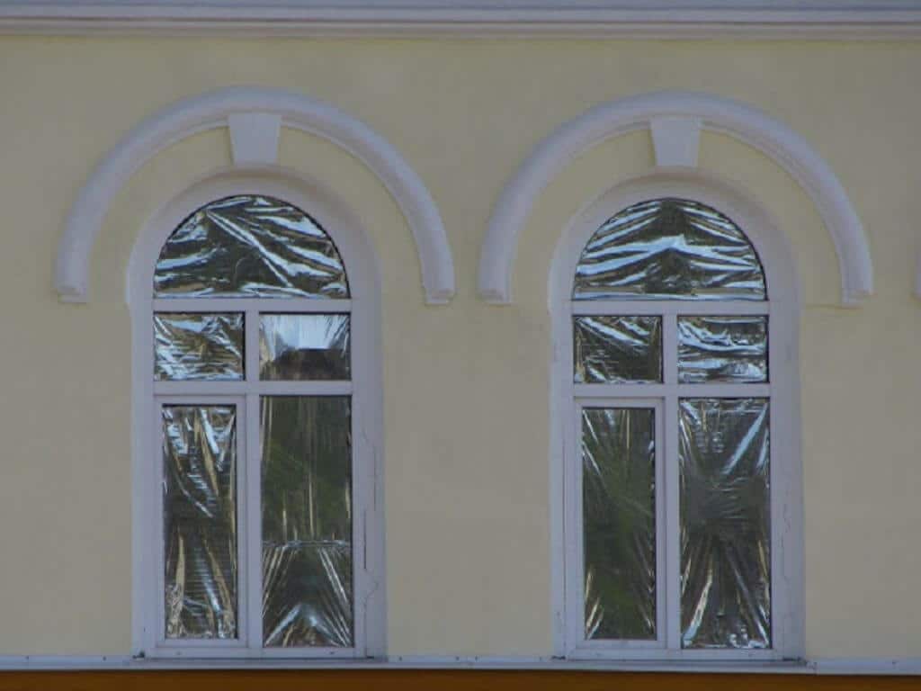 Как закрыть окна на первом этаже от посторонних взглядов и солнца своими руками