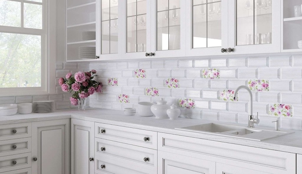 Какой фартук лучше выбрать для белой кухни: 30 вариантов с фото