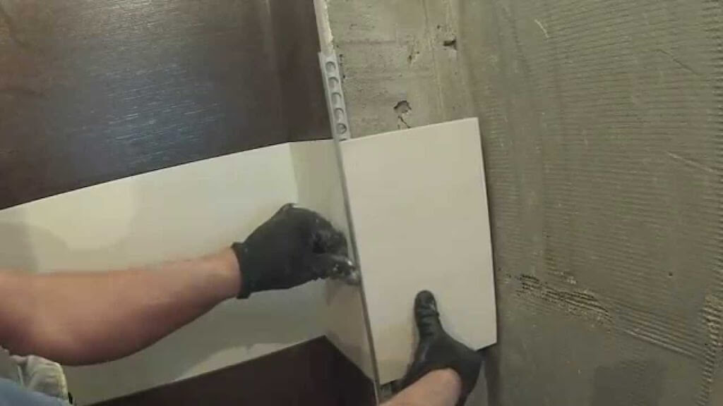 Технология укладки кухонного фартука из плитки на стене и по углам