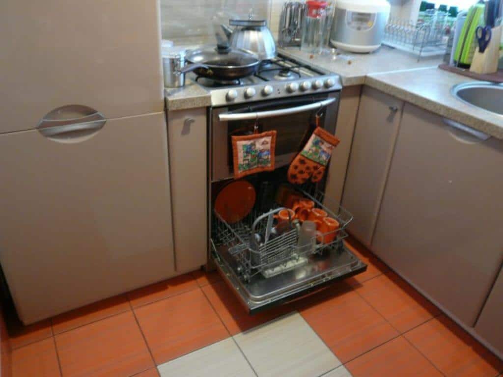 Куда поставить посудомоечную машину в маленькой кухне (+примеры установки с фото)