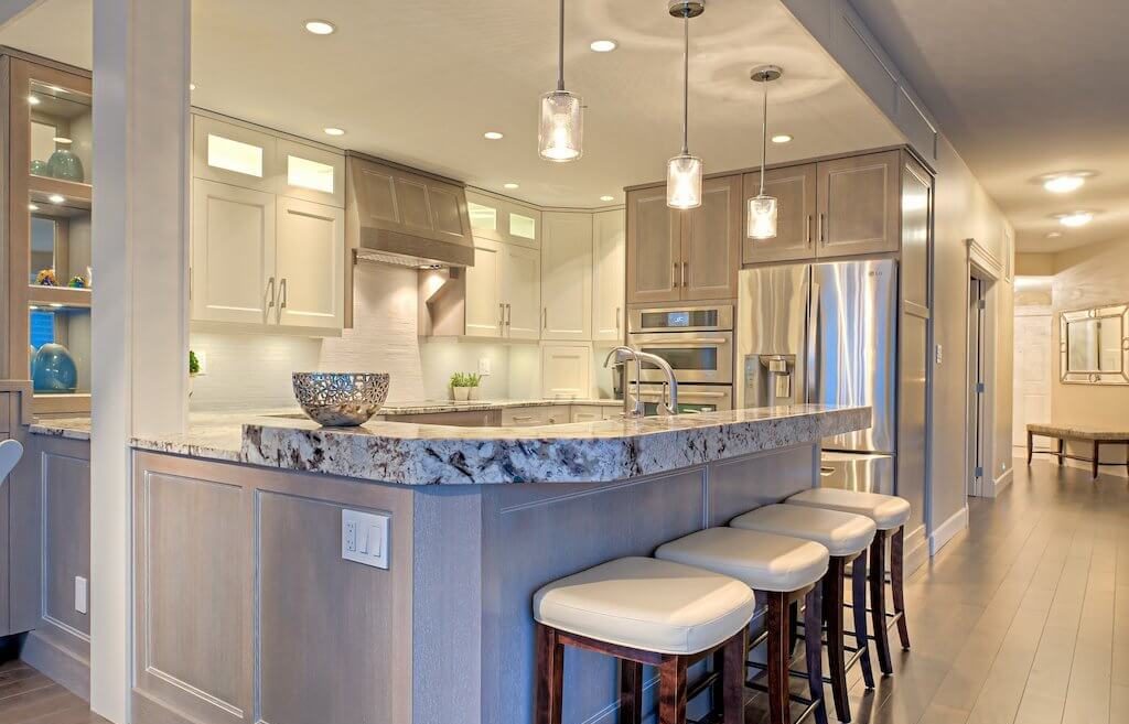 Дизайн кухни с барной стойкой: советы по оформлению и фото-примеры