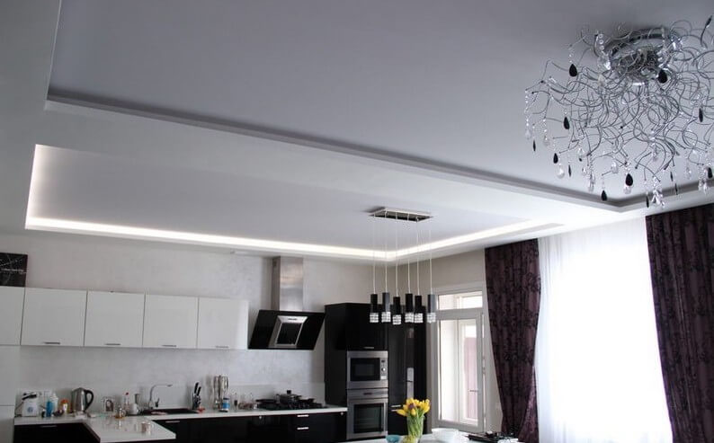 Какого цвета сделать натяжной потолок на кухне: популярные и необычные варианты