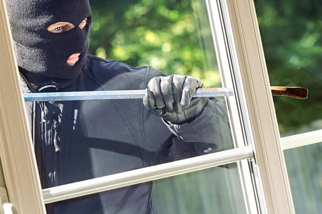 Как закрыть окна на первом этаже от посторонних взглядов и солнца своими руками