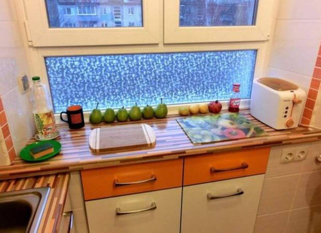 Как использовать и обыграть подоконник на кухне и других комнатах: идеи декора, фото интерьеров