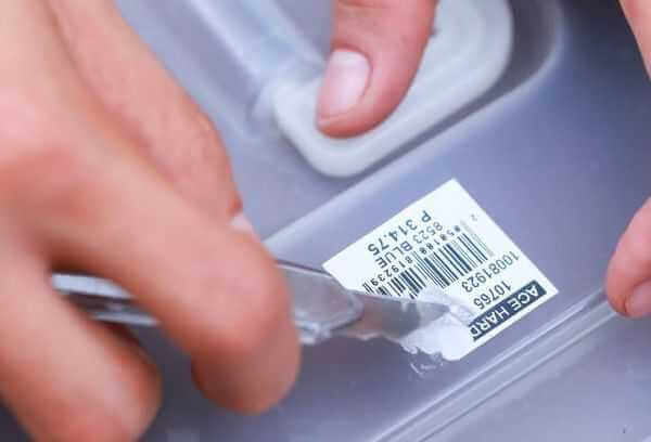 Как убрать след от наклейки с пластика в домашних условиях?