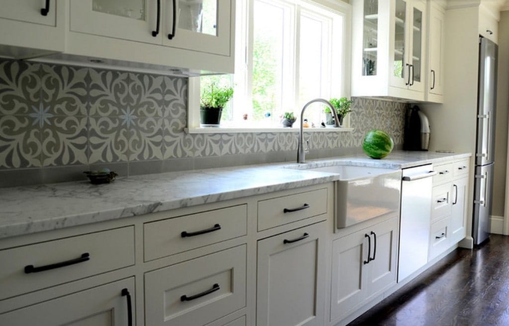 Какой фартук лучше выбрать для белой кухни: 30 вариантов с фото