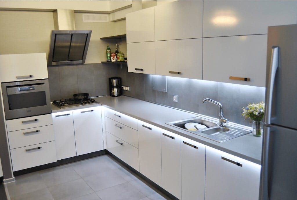 Какой фартук лучше выбрать для белой кухни: 30 вариантов с фото