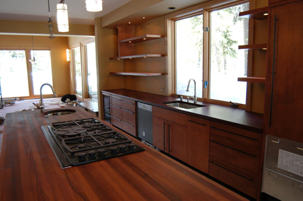 Раковина под окном на кухне — стоит ли?