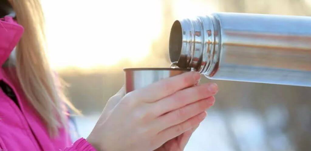 Как открыть термос, если крышку присосало, или она прокручивается?