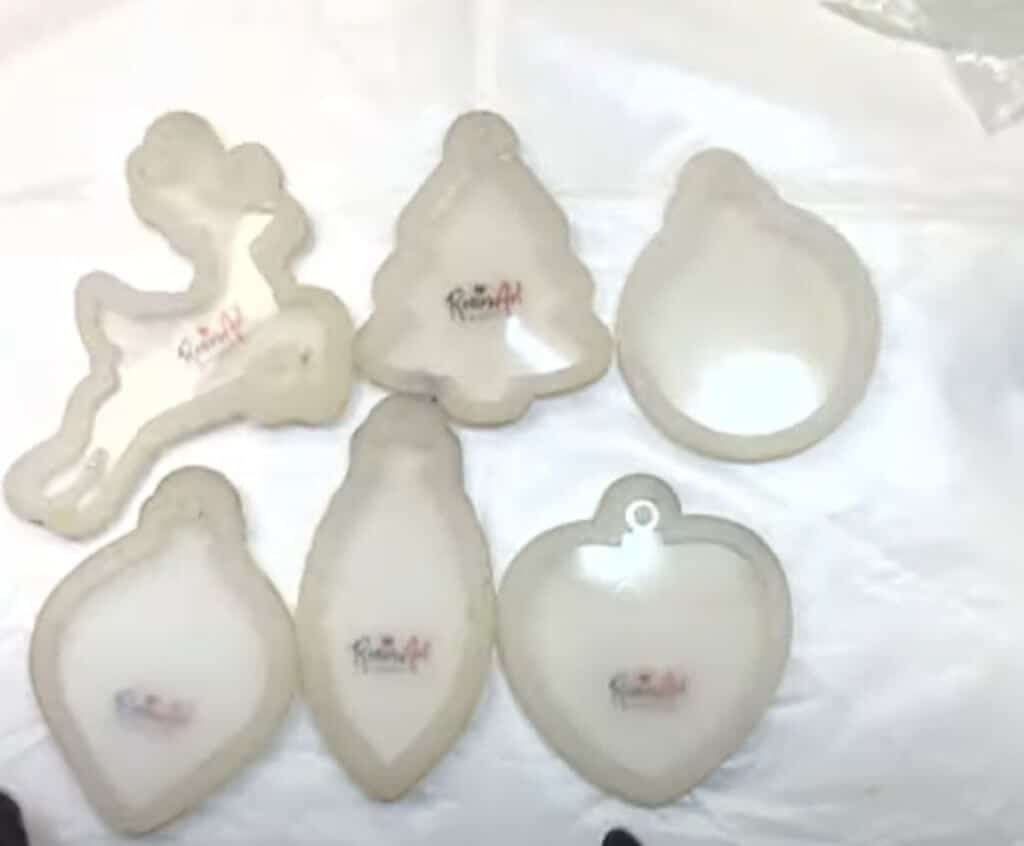 Новогодние игрушки из эпоксидной смолы своими руками