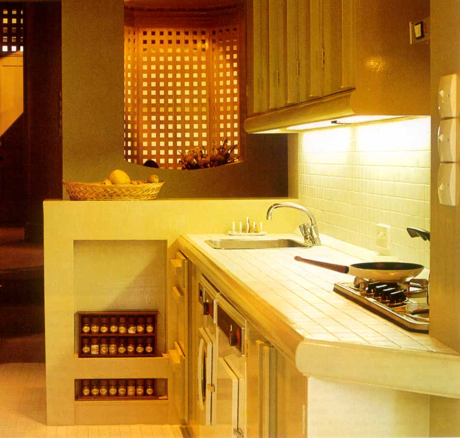 Розетки на кухонном фартуке для освещения и техники: как безопасно установить и скрыть