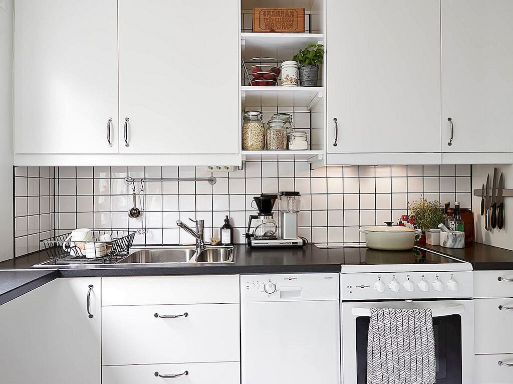 Светлая кухня с темной столешницей: новый тренд интерьера