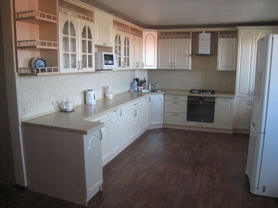 Глянцевая кухня в жемчужных цветах: ясень, олива, лен, лаванда