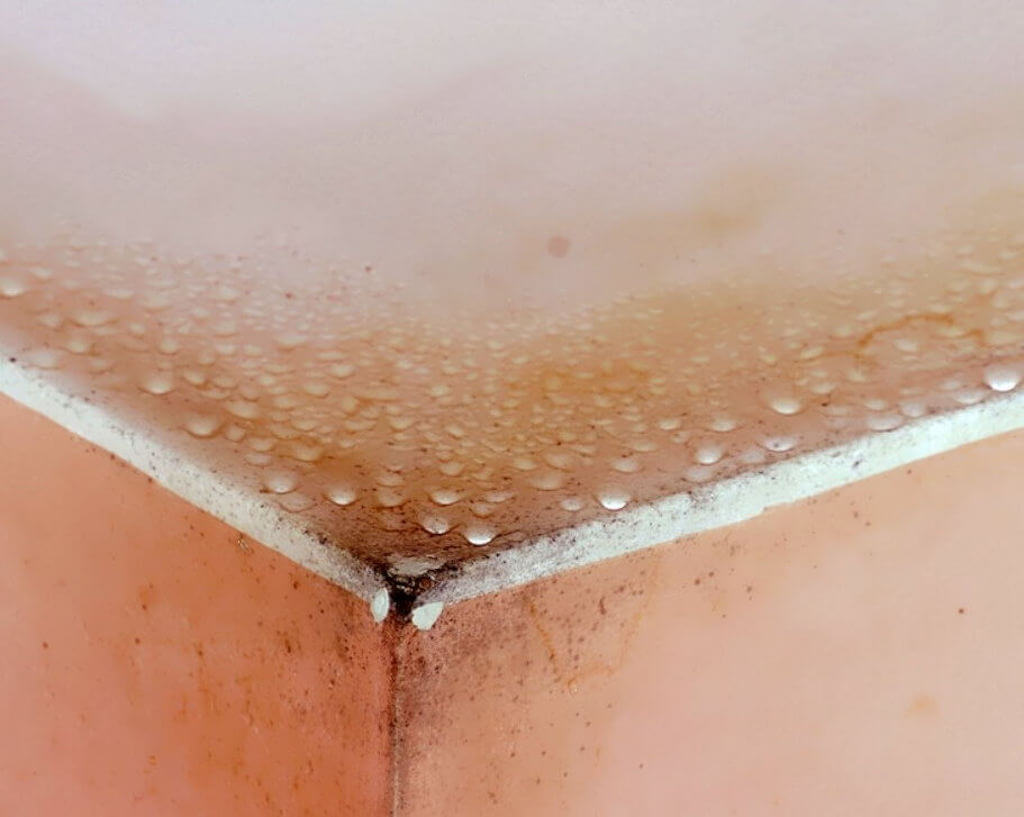 Почему образуется конденсат на потолке, и как его убрать?