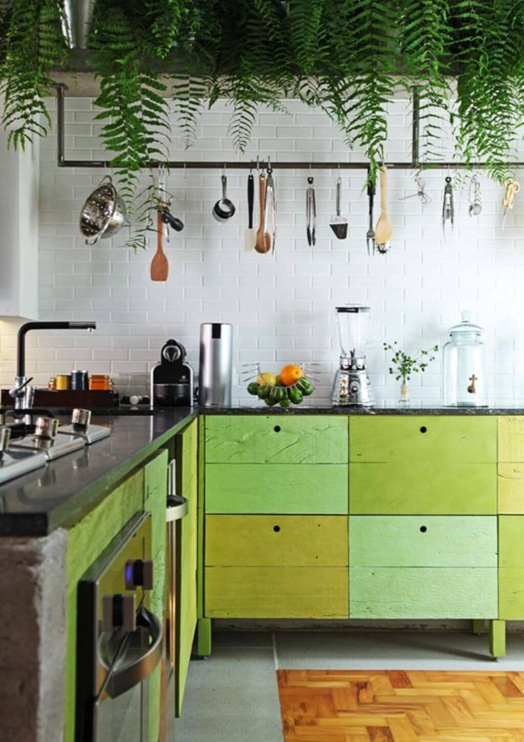 Что можно поставить на кухонные шкафы сверху для красоты: используем пространство с умом и креативом