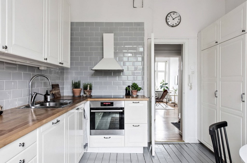 Какой фартук лучше выбрать для белой кухни: 30 вариантов с фото
