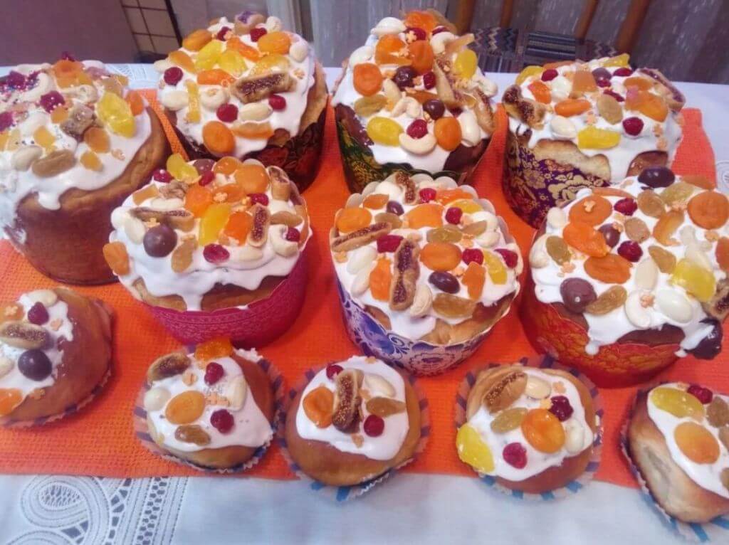 Украшение куличей на Пасху своими руками: 80 фото красивых идей (с посыпкой, изюмом, цветами, гнездами)