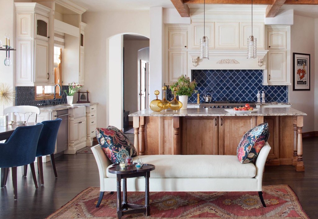 Запах моря и свежесть бриза даже в городе: кухня в средиземноморском стиле