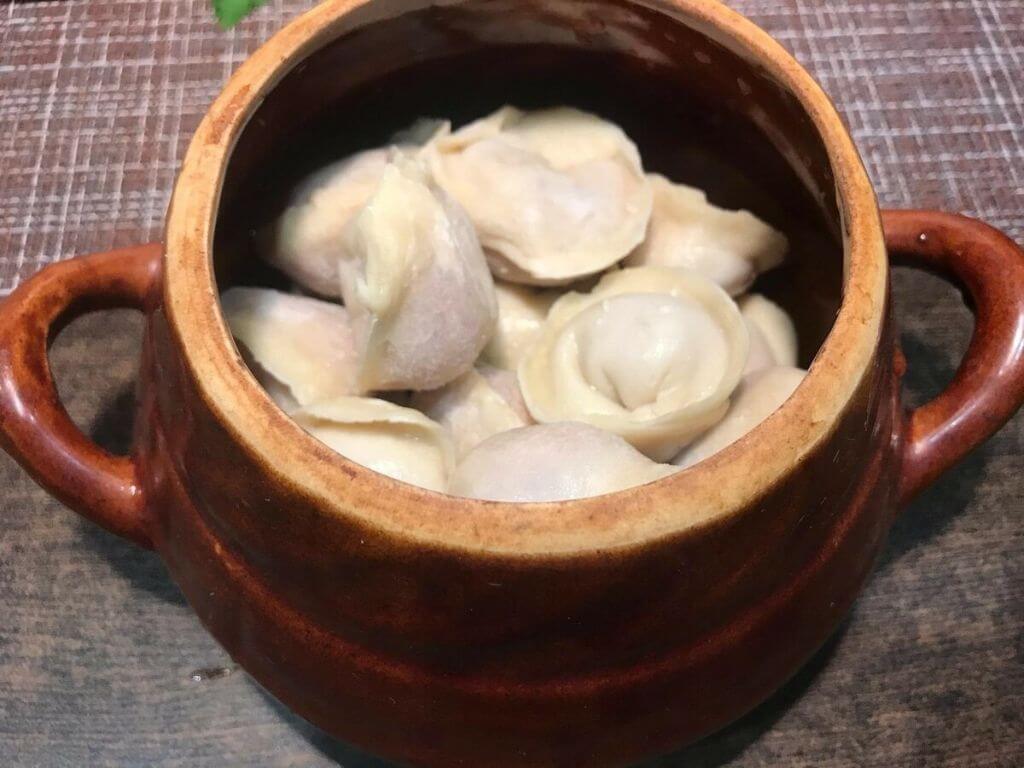 Можно ли пельмени приготовить в микроволновке, и как это сделать с водой и без?