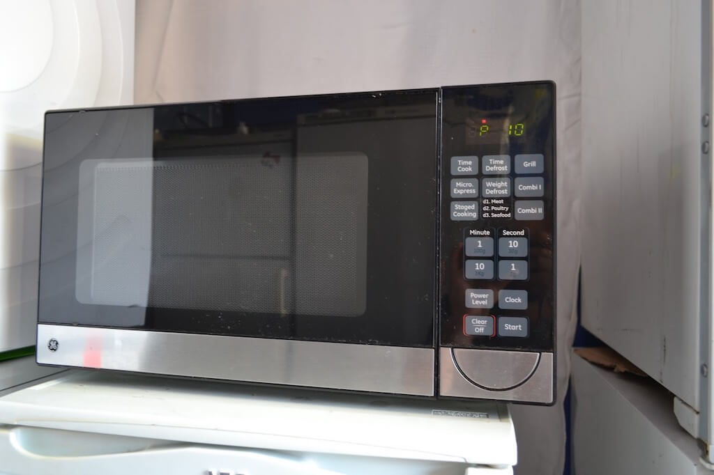 Микроволновка работает, но не греет: причины и пути решения