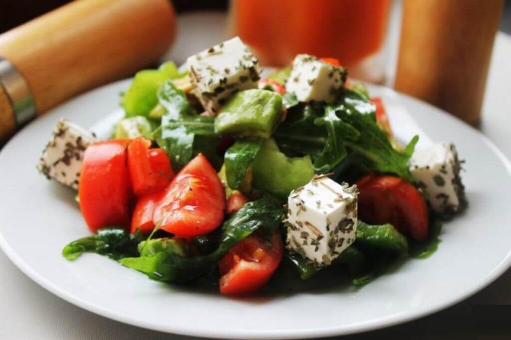 С чем сочетается авокадо в салатах: простые и вкусные рецепты с фото пошагово