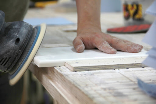 Что такое кварцевый агломерат: описание, плюсы и минусы, производство и обработка