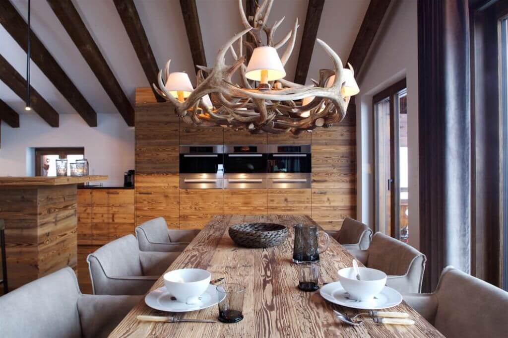 Кухня в стиле шале в загородном доме и квартире