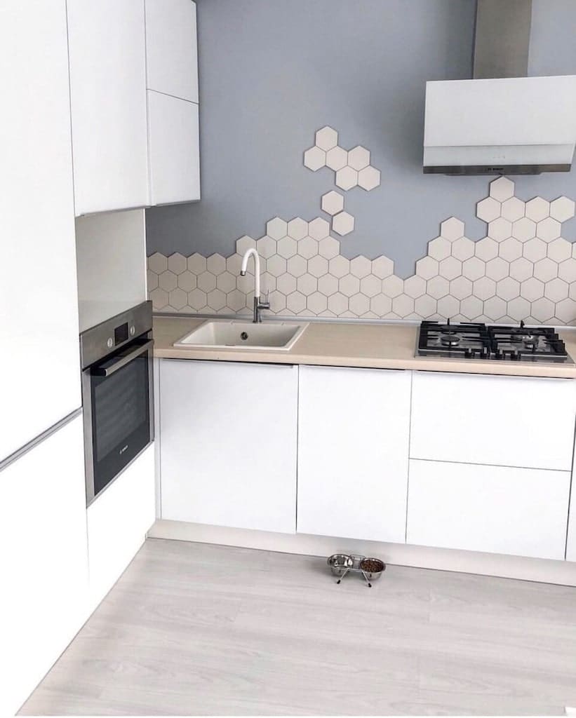 Какой фартук лучше выбрать для белой кухни: 30 вариантов с фото