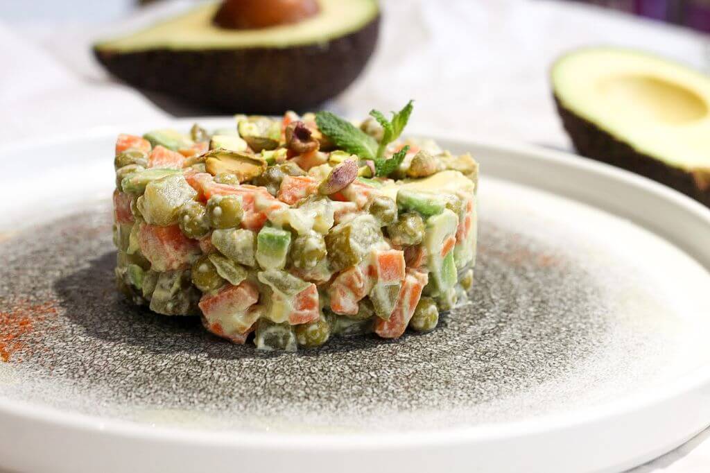 С чем сочетается авокадо в салатах: простые и вкусные рецепты с фото пошагово