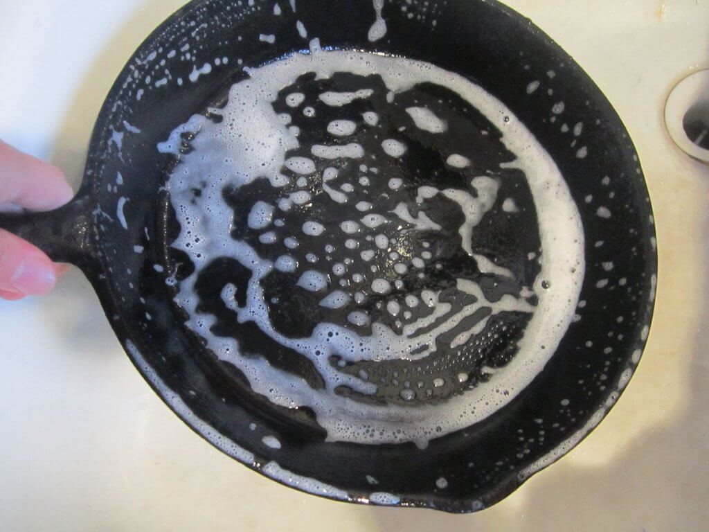 5 вариантов, как подготовить чугунную сковороду перед первым применением