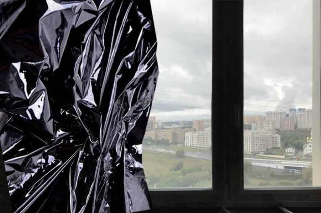 Как закрыть окна на первом этаже от посторонних взглядов и солнца своими руками