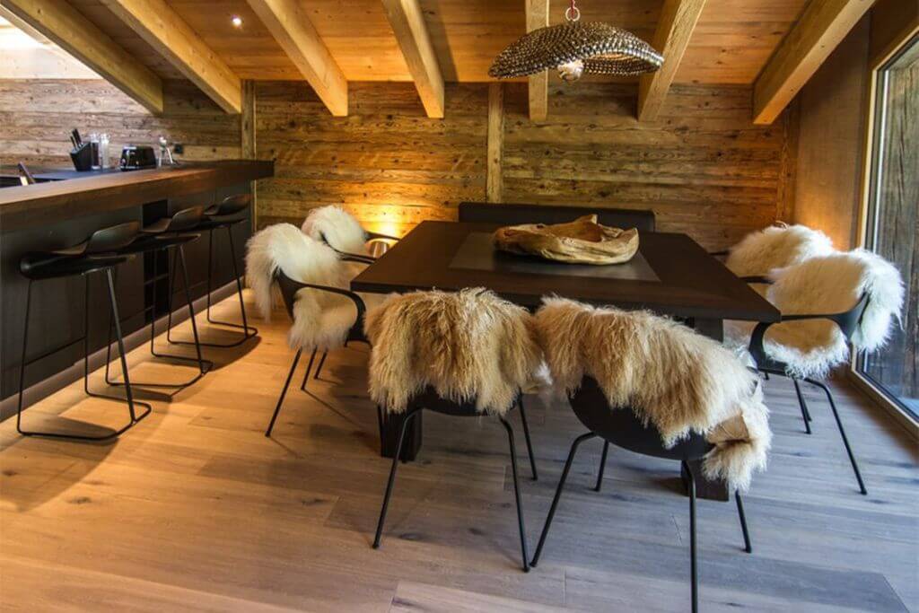 Кухня в стиле шале в загородном доме и квартире