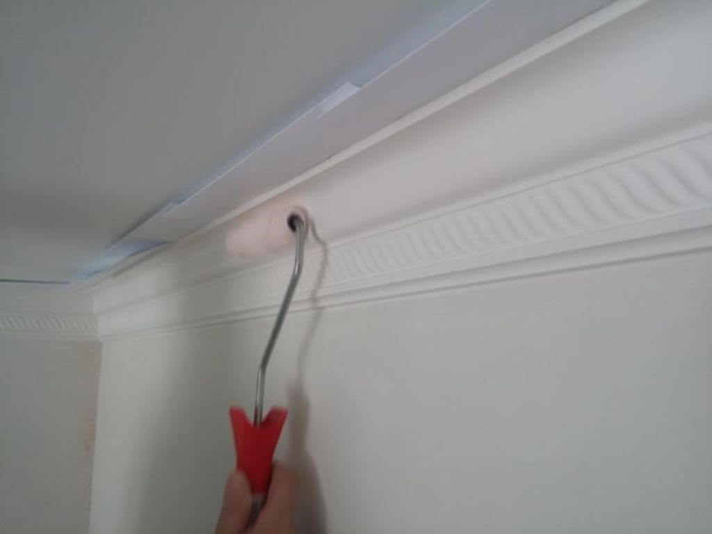 Виды потолочных плинтусов для натяжного потолка, и как приклеить самому (+фото-инструкции)