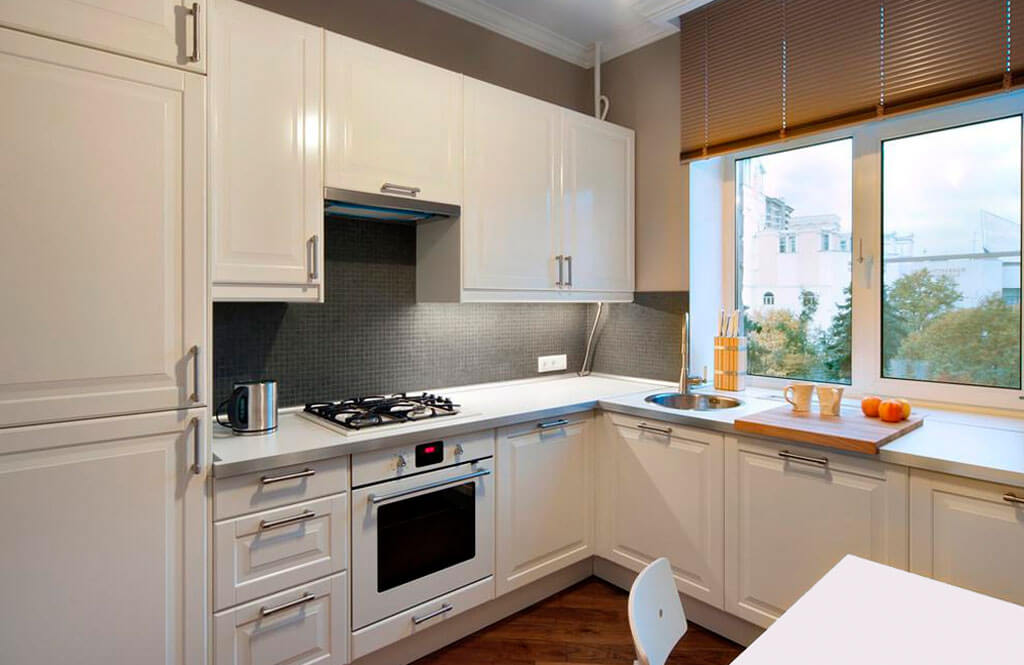 Раковина под окном на кухне — стоит ли?