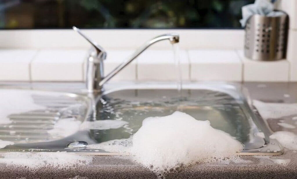 Ликвидируем засор в раковине на кухне: что делать в первую очередь?