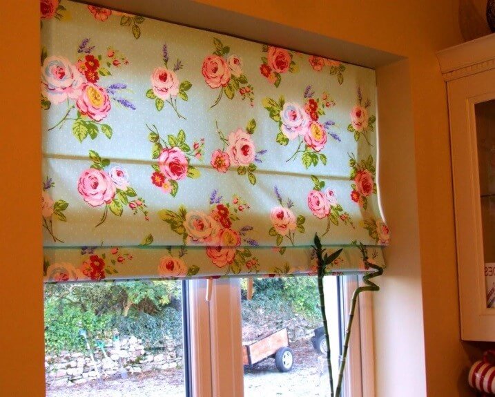 Идеальное оформление окна — римские шторы на кухне (70 фото в интерьере)